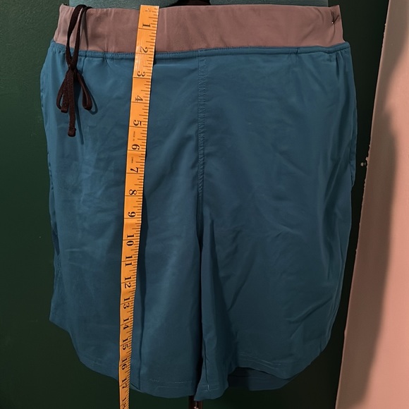 Under armor swim  or running shorts XL - Picture 2 of 4